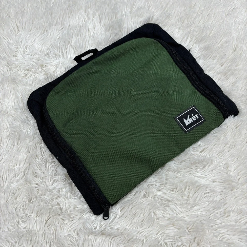 REI Hanging Toiletry Bag Hunter Green 13
